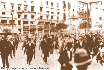 Escaramuças entre partidários da Constituição e milicianos pró-ditadura da Legião Revolucionária, na Praça do Patriarca, São Paulo. (21 de maio de 1932)