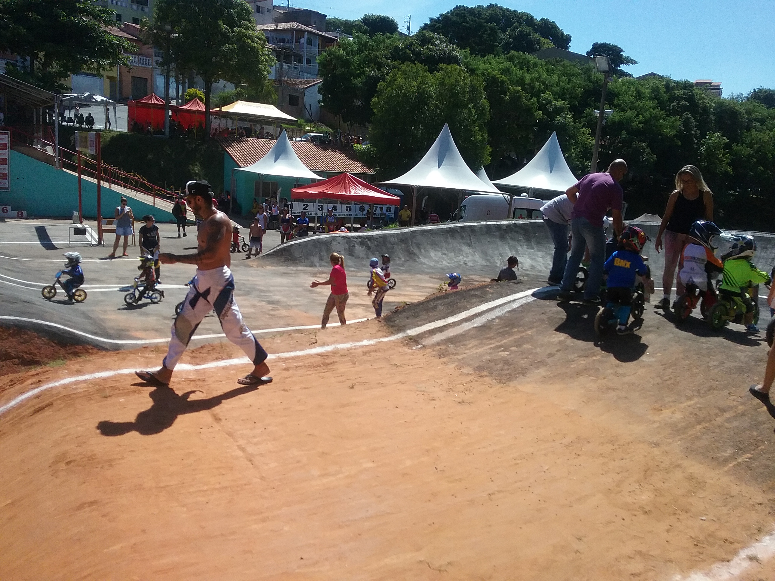 Futsal de Jacareí goleia no Paulista e vôlei adaptado vence na