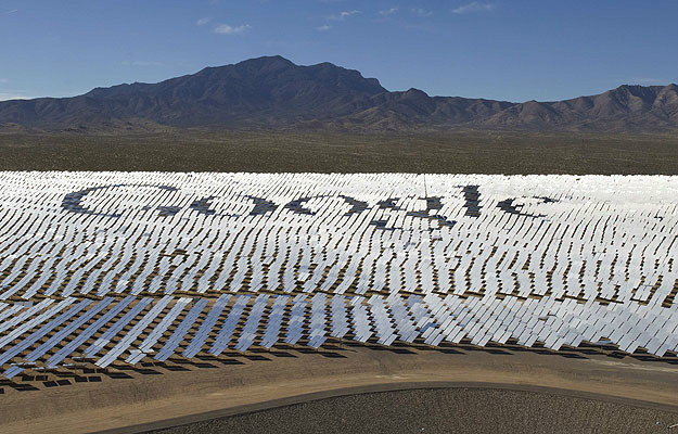 foto da usina de painel solar do google