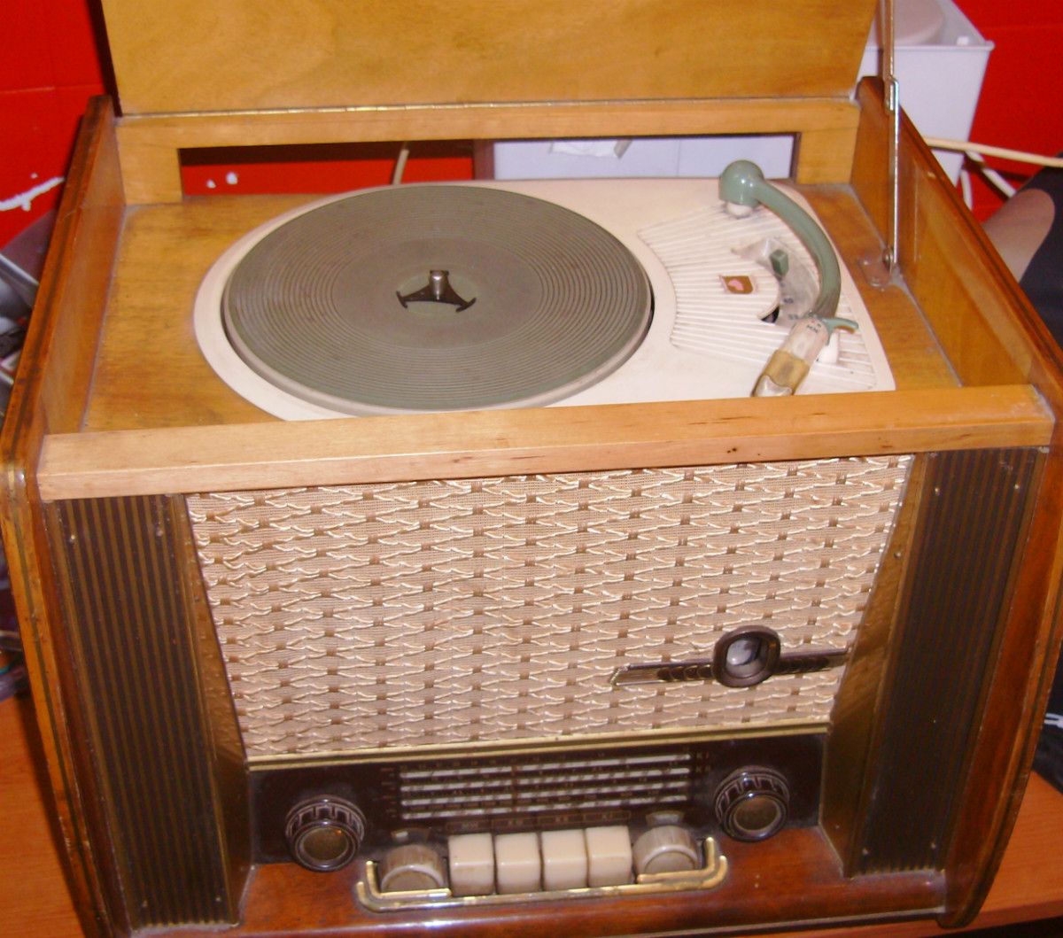 Radio Antigo c gira-discosKaiser W2/1131 Alemão 1954