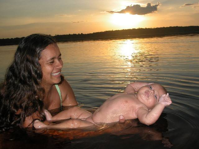 Máe e criança no Rio Negro amazonas 