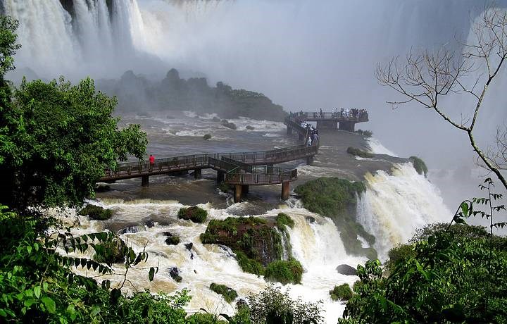 Essa é a Foz do Iguaçu, visitada por turistas do mundo todo