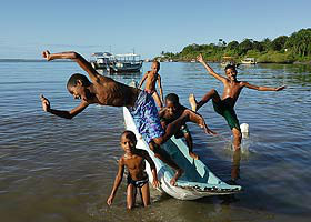 Chegando de canoa!...êêê!