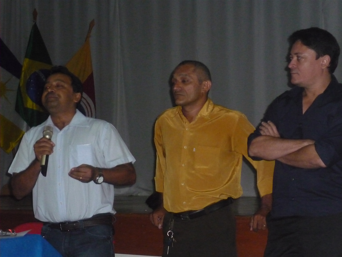 Secretário Municipal da Habitação Elenil da Penha, Jozué e José Guimarães, representando o Prefeito Municipal Ronaldo Dimas