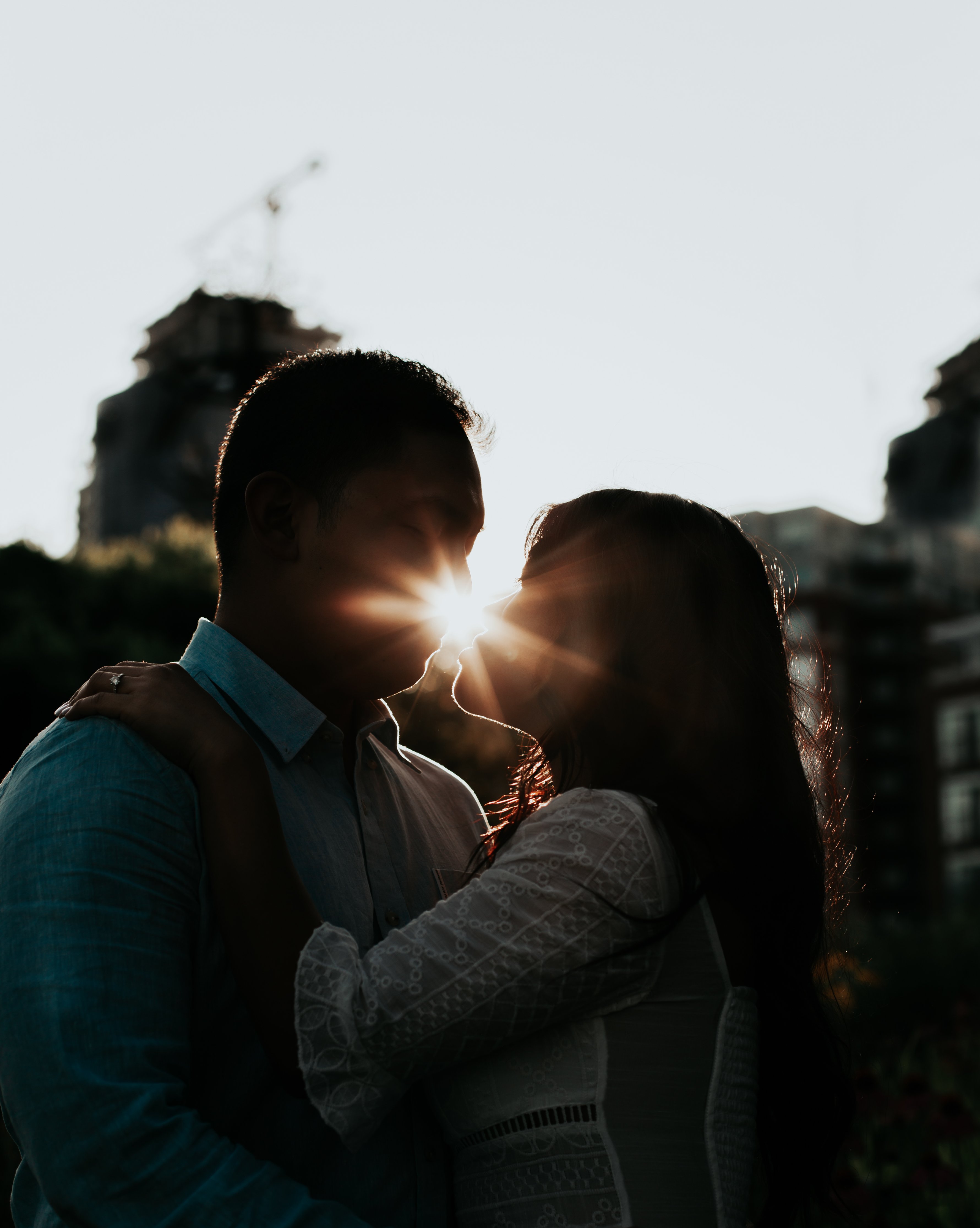 amantes abraçados ao por do sol