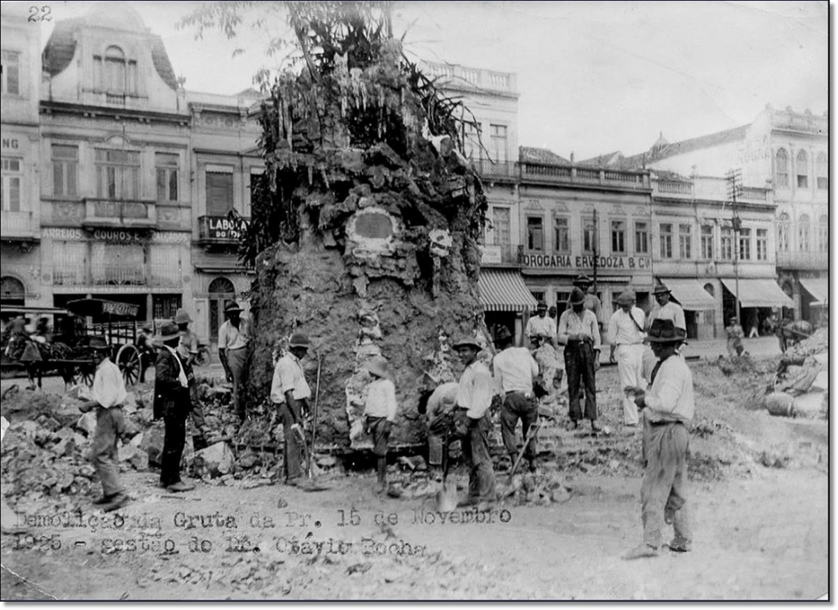 Demolição da gruta localizada na Praça XV 1925.