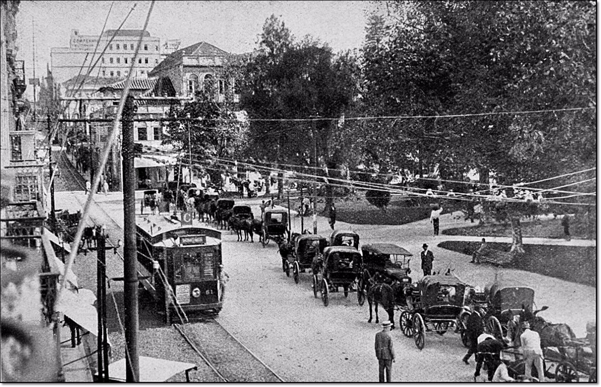 Ponto de tílburis na Rua Mal. Floriano 1922