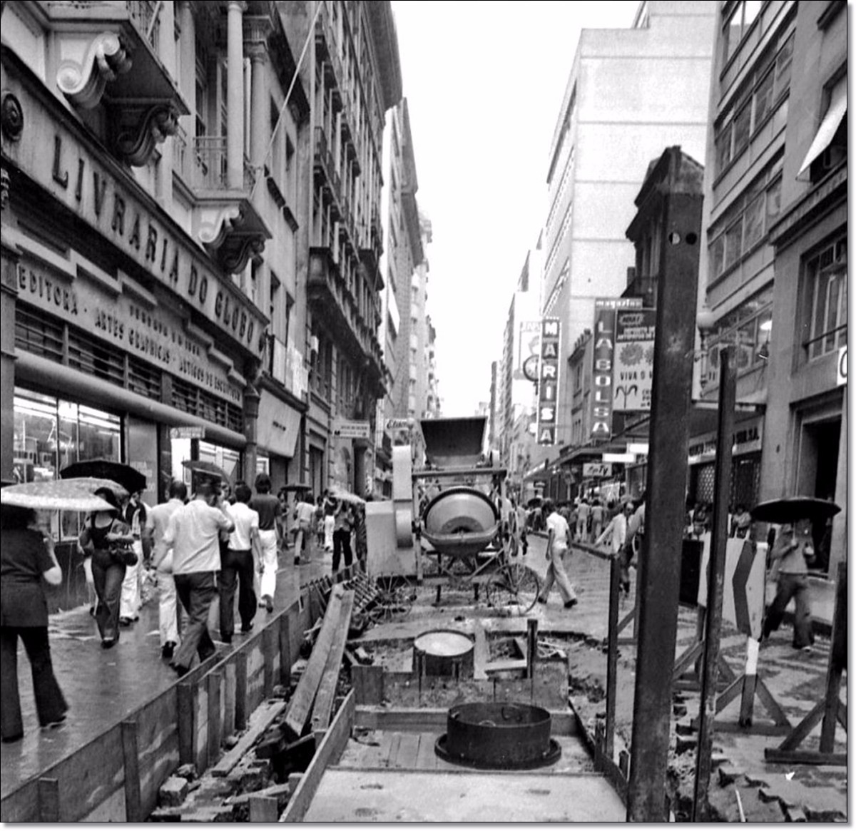 Obra de retirada de paralelepipedos da rua da praia 1975