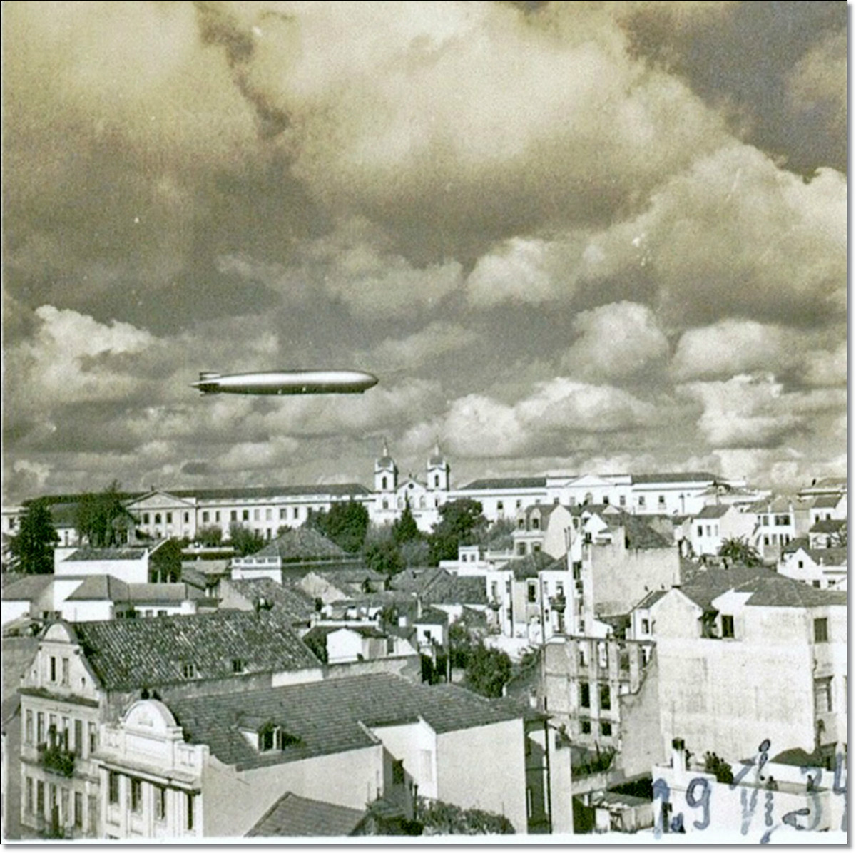 O Graf Zeppelin sobre Porto Alegre.