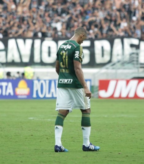 Vítor Hugo falha e o Corinthians aproveita a bandeja