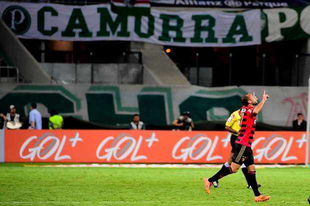 Ananias comemora o primeiro gol no novo estádio do adversário