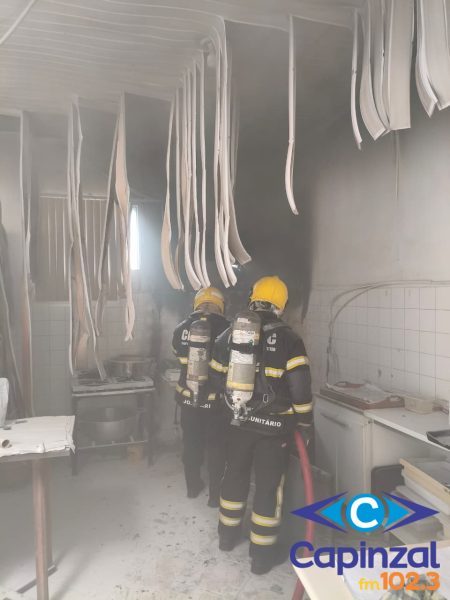 Princ&iacute;pio de inc&ecirc;ndio em fritadeira el&eacute;trica mobiliza Bombeiros