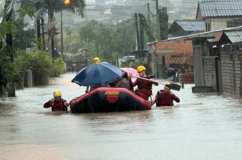 Bombeiros resgatam fam&iacute;lias ilhadas em bairros de Crici&uacute;ma