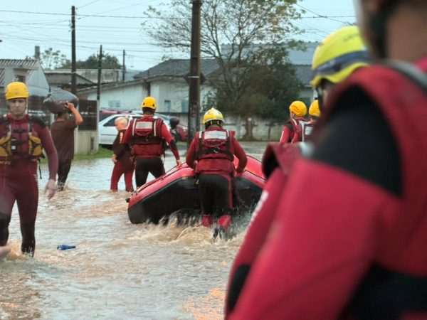 Bombeiros resgatam fam&iacute;lias ilhadas em Crici&uacute;ma