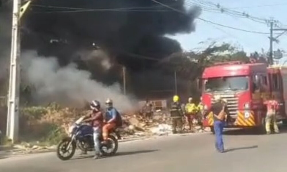 Inc&ecirc;ndio de grandes propor&ccedil;&otilde;es mobiliza equipes de bombeiros