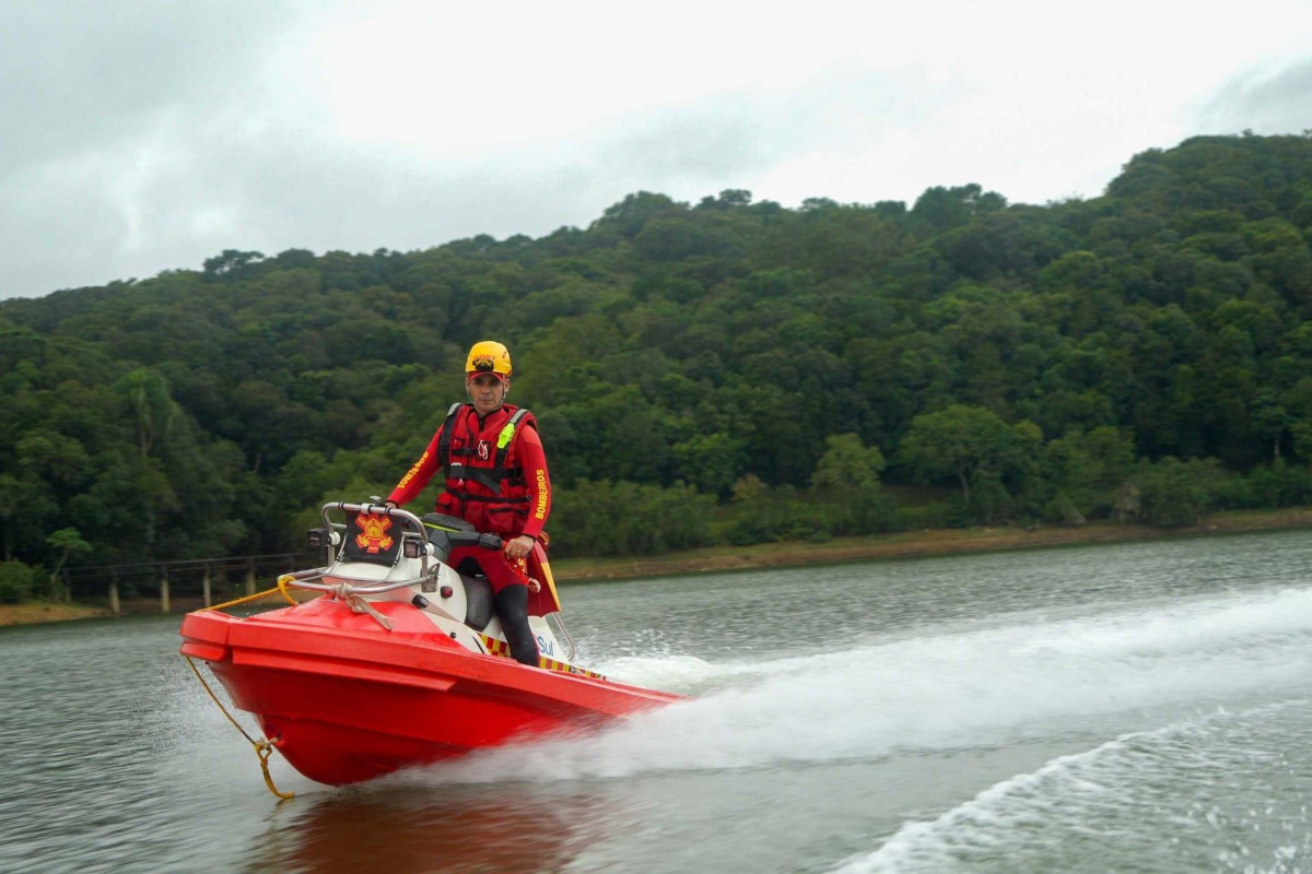 Bombeiro em opera&ccedil;&atilde;o de salvamento aqu&aacute;tico