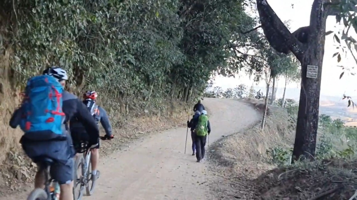 Bicigrinos sem apoio no Caminho da Fé, carregando mochilas na costa