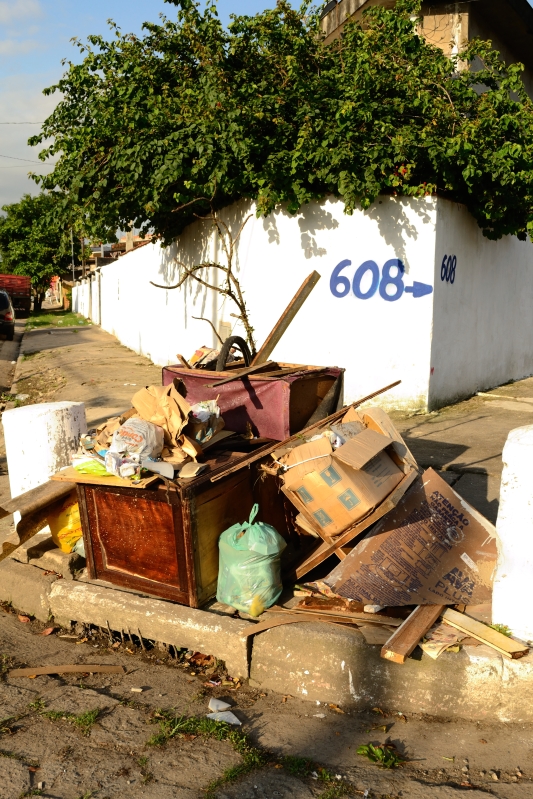 Lixo na calçada