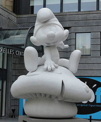 Estátua em homenagem dos Smurfs em Bruxelas