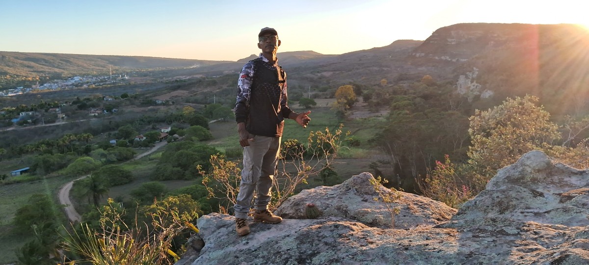 Ari Velon no alto da Serra do Giz observando a paisagem de Tacaratu