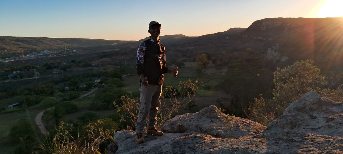 Ari Velon diante do p&ocirc;r do sol na Serra do Giz em Tacaratu