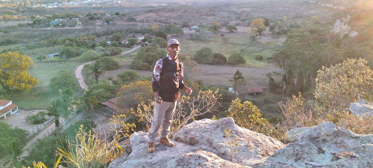Ari Velon sobre as rochas da Serra do Giz com o sert&atilde;o ao fundo
