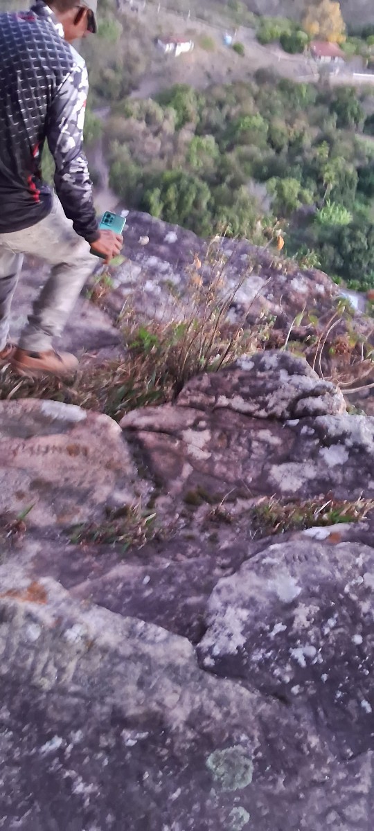 Arivelon descendo uma forma&ccedil;&atilde;o rochosa &iacute;ngreme na Serra do Giz