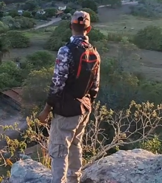 Arivelon observando a paisagem do alto da Serra do Giz