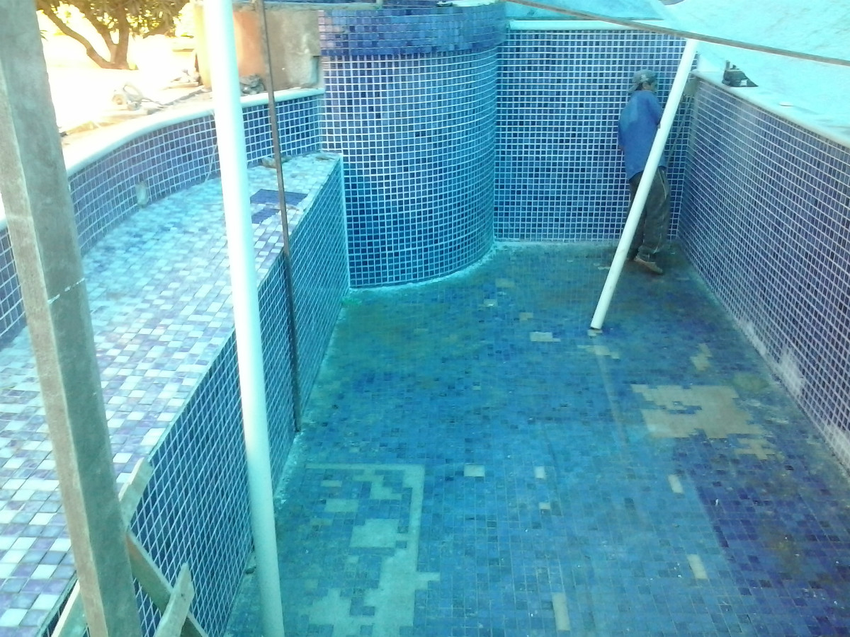 REVESTINDO PISCINA