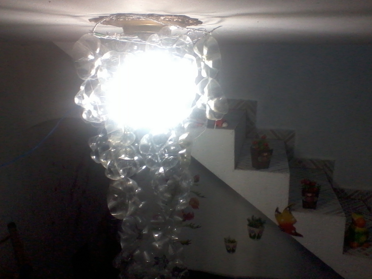 lustre com a lampada ligada