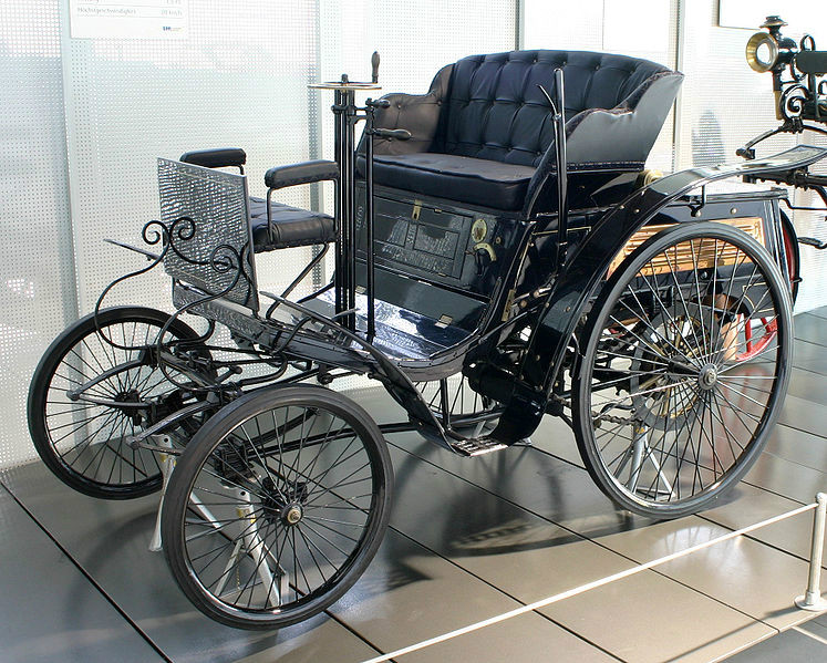 O Benz Velo, introduzido dez anos depois do primeiro automóvel Benz patenteado a 1885.