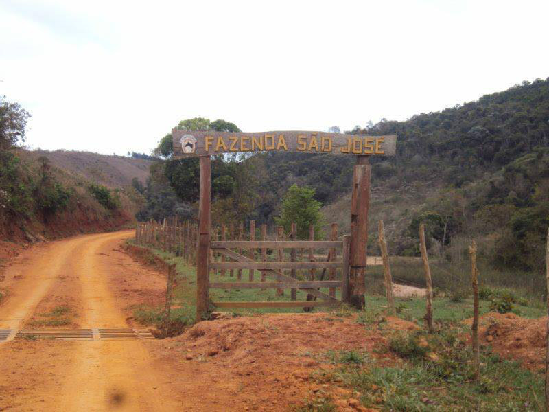 Uma porteira,um caminho para a Paz.