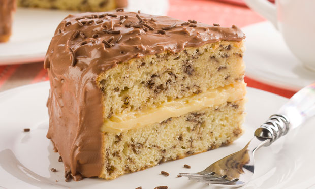 Bolo formigueiro com calda de chocolate e brigadeiro branco