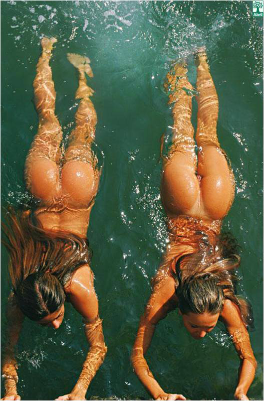 bundudas na água mostrando os rabões
