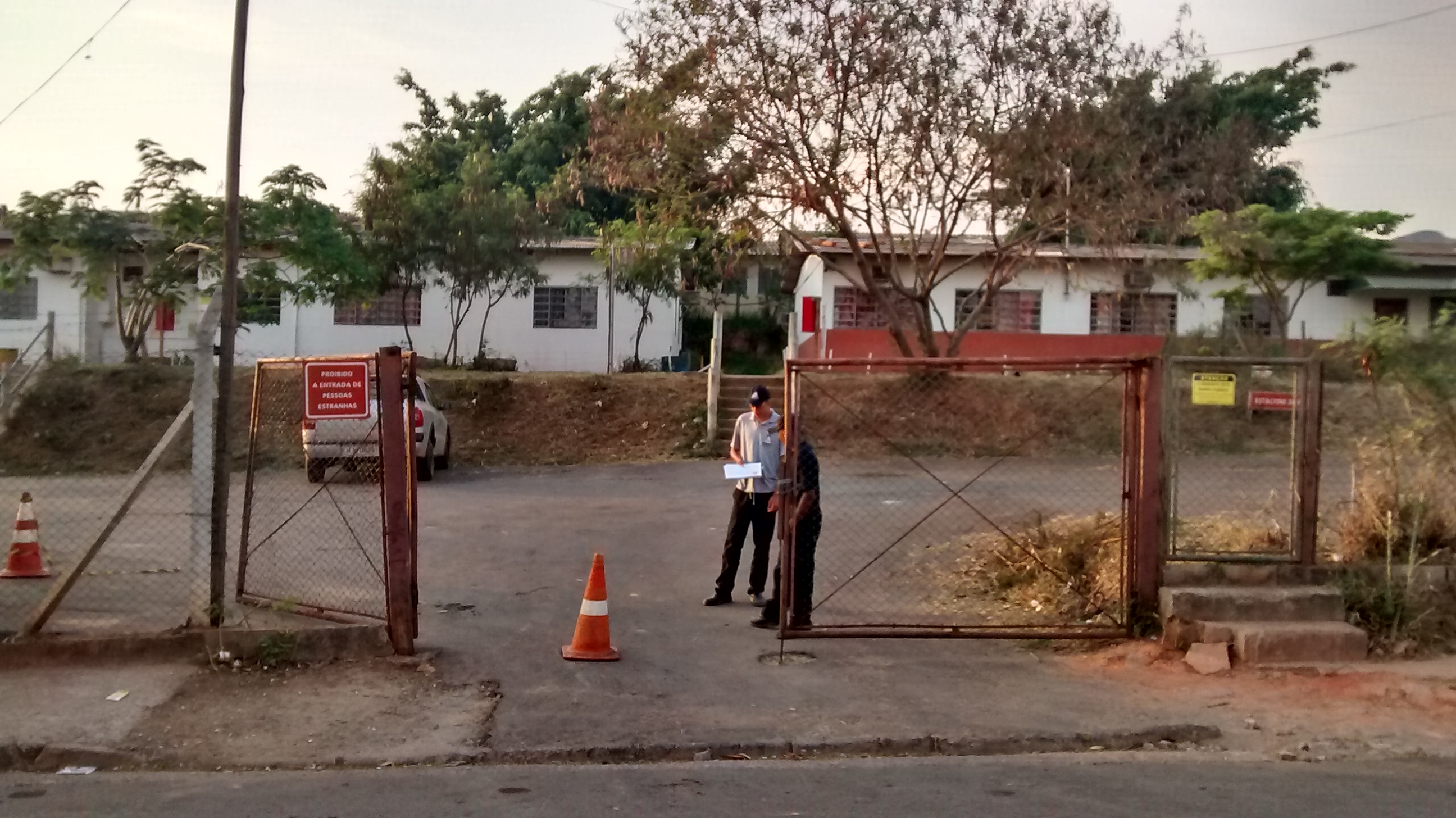 ENTRADA DE PESSOAS E VEÍCULOS