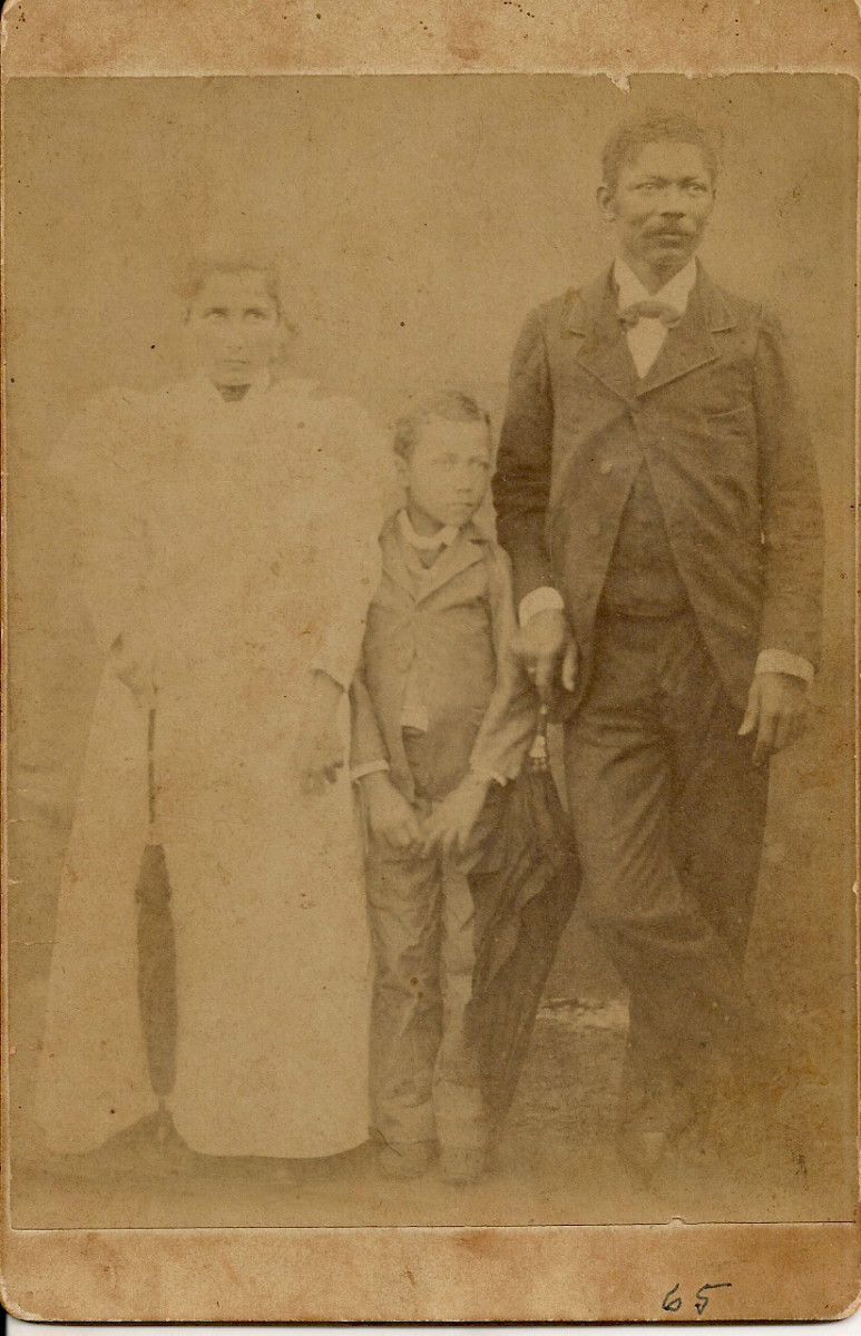https://img.comunidades.net/his/historiadecampinaverde/roberto_paulino_pereir_e_senhora_e_gustavo_p._pereira_menino__1.jpg