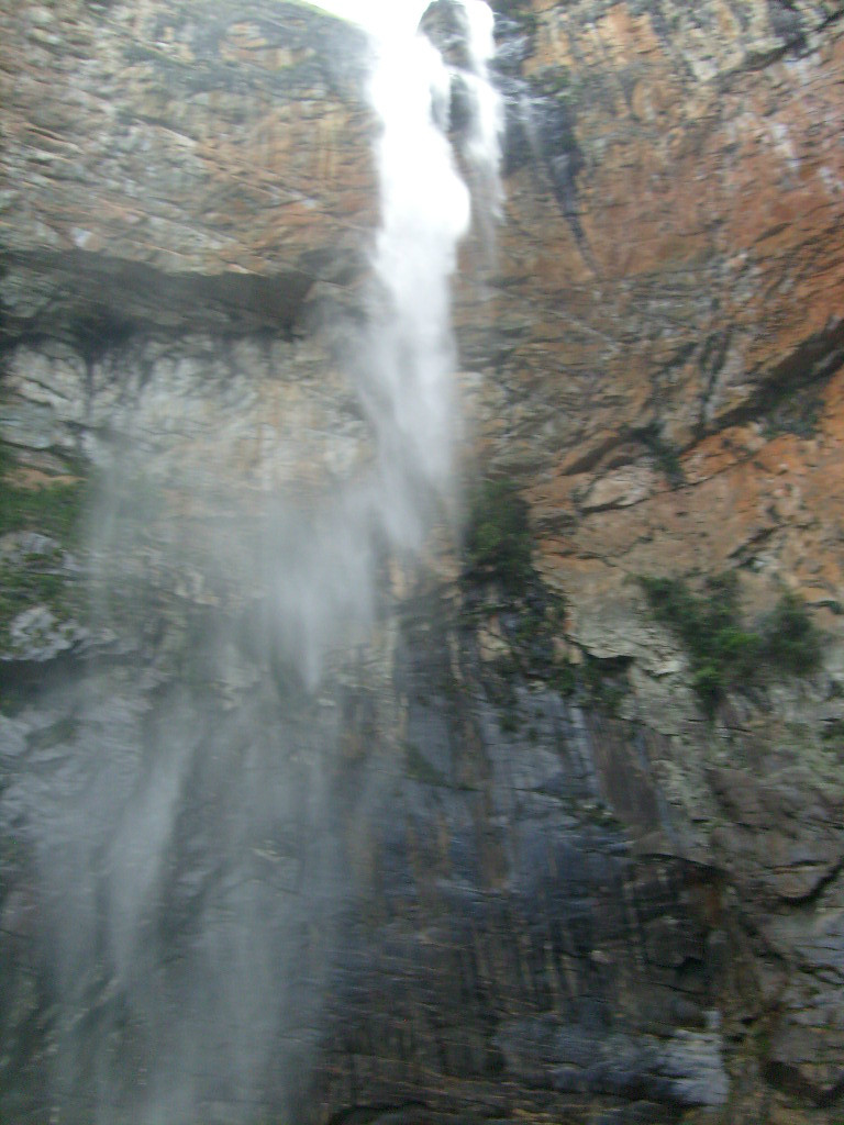 Cachoeira faz até curva