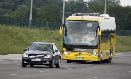Mercedes inseriu uma tecnologia nos “ônibus” que frearão automaticamente para evitar atropelamentos