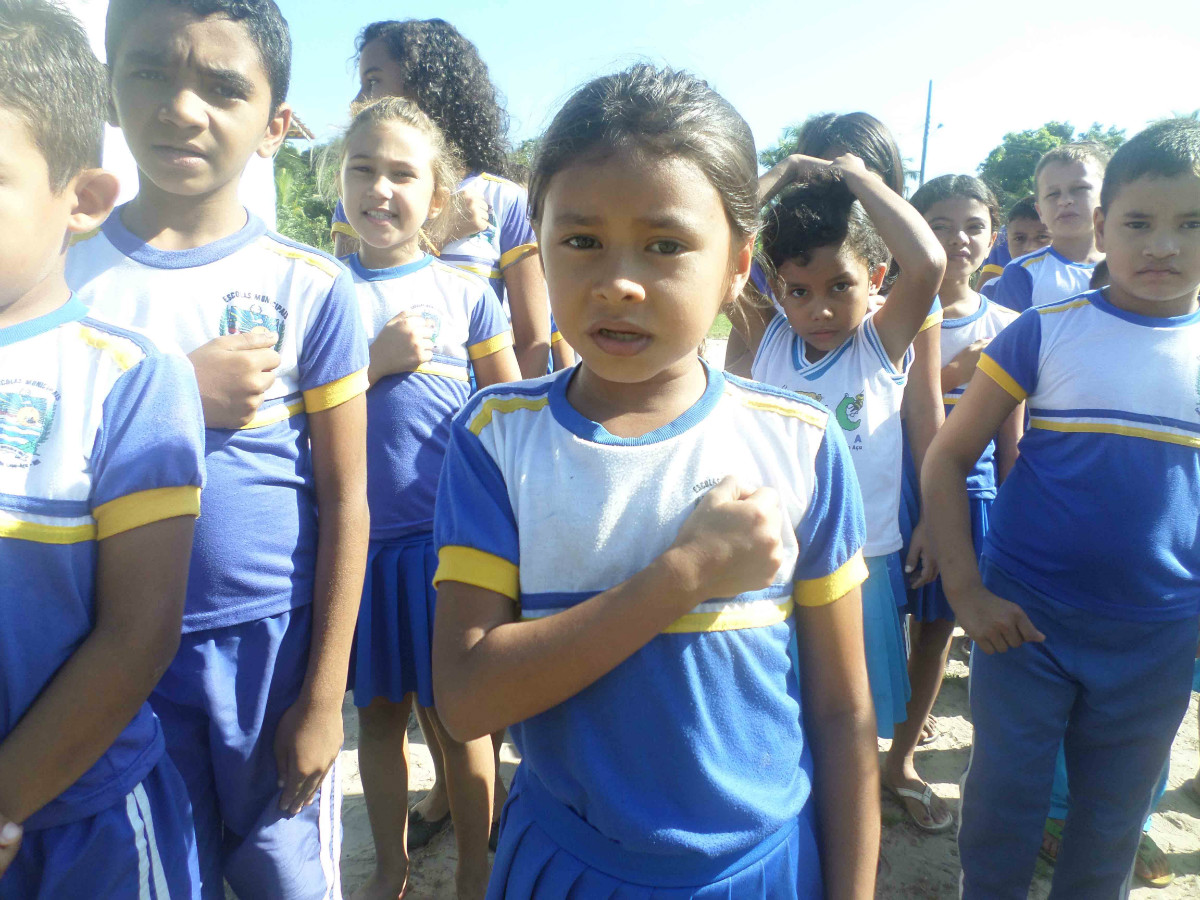 Alunos cantando o Hino Nacional