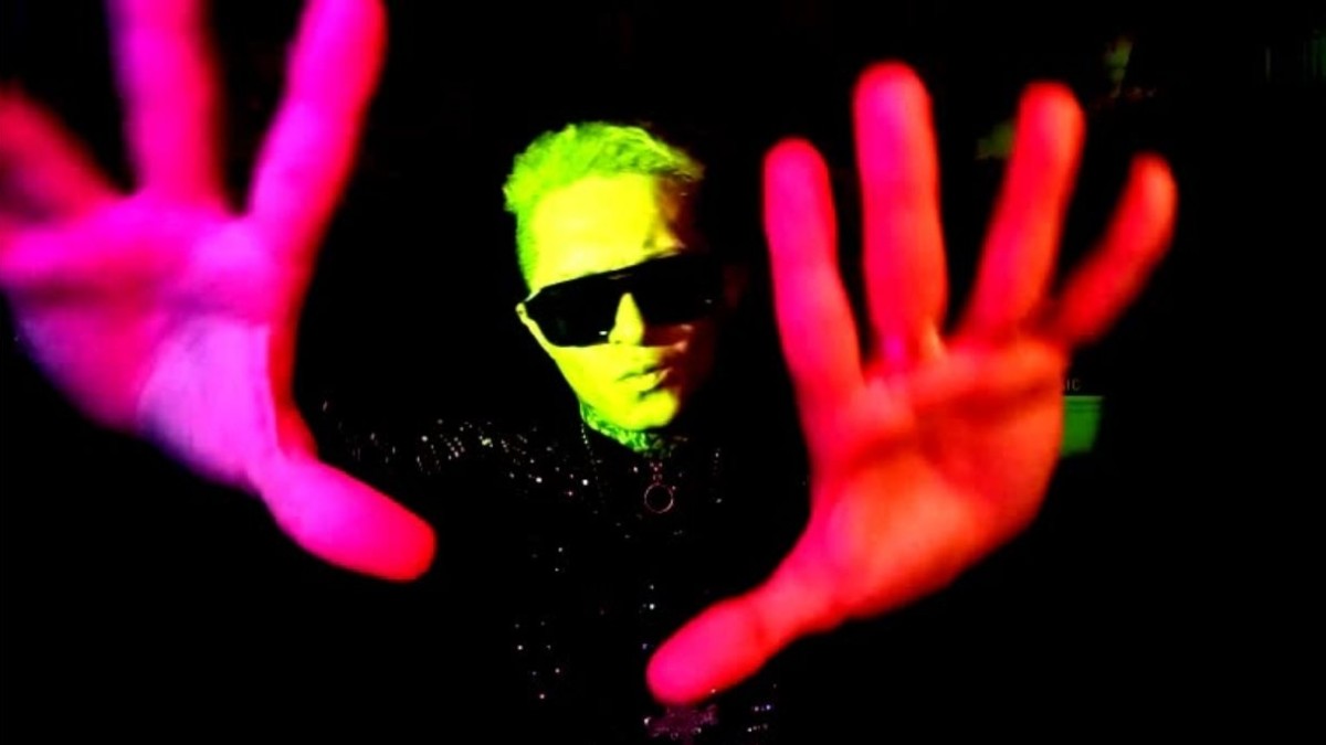 Izzi no videoclipe de Rave2099