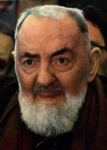 São Pio de Pietrelcina (1887-1968) foi chamado para o sacerdócio como uma criança, um franciscano capuchinho Tornou-se, e foi ordenado em 1910. Ele carregou os estigmas e teve os dons de bilocação e das almas de leitura. Muitas vezes perseguido por seus superiores, mas imensamente popular com as pessoas comuns ao longo de sua vida, foi canonizado pelo Papa João Paulo II em 2002 São Pio de Pietrelcina (1887-1968) foi chamado para o sacerdócio como uma criança, um franciscano capuchinho Tornou-se, e foi ordenado em 1910. Ele carregou os estigmas e teve os dons de bilocação e das almas de leitura. Muitas vezes perseguido por seus superiores, mas imensamente popular com as pessoas comuns ao longo de sua vida, foi canonizado pelo Papa João Paulo II em 2002