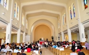 Dentro da Igreja de São Tiago em Medjugorje. Pascale Gryson-Selmeci e seu marido estava na parte de trás da igreja, quando ela percebeu que ela estava curada após 14 anos de doença Dentro da Igreja de São Tiago em Medjugorje. Pascale Gryson-Selmeci e seu marido estava na parte de trás da igreja, quando ela percebeu que ela estava curada após 14 anos de doença