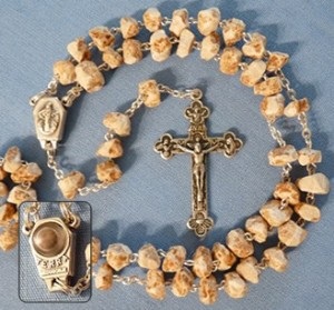 A oração do Rosário tem estado na vanguarda da mensagem de Medjugorje desde aparições da Virgem Maria começou. Este foi feito de pedras da colina das aparições. A oração do Rosário tem estado na vanguarda da mensagem de Medjugorje desde aparições da Virgem Maria começou. Este foi feito de pedras da colina das aparições.