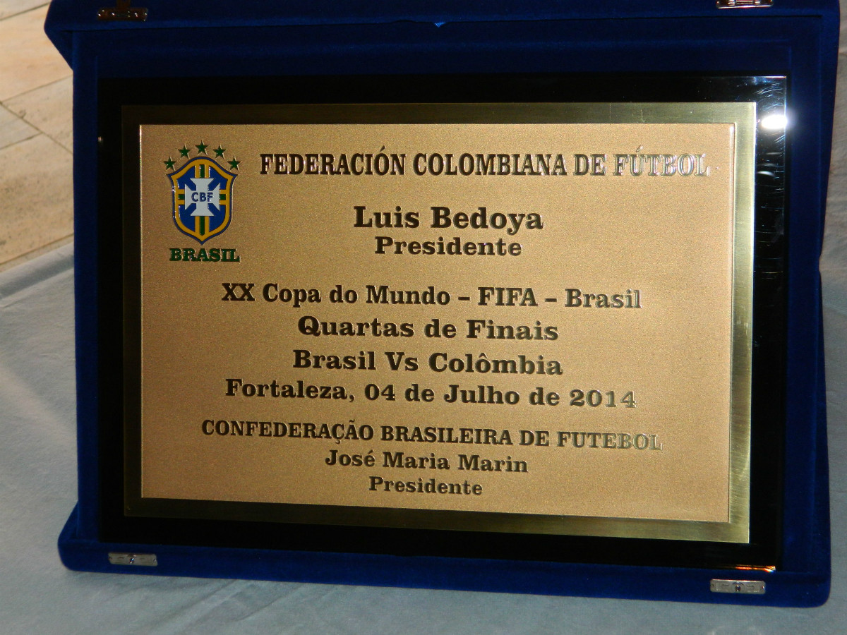 PLACA EM LATAO DOURADO COM ESTOJO