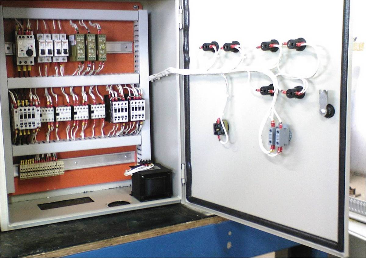 Painel de uma bomba de lubrificação, com temporizador de trabalho e repouso, com inicio automatico