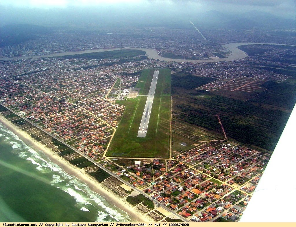 https://img.comunidades.net/nav/navnic/AEROPORTO_NAVEGANTES_AO_FUNDO_O_RIO_ITAJA_A_.jpg