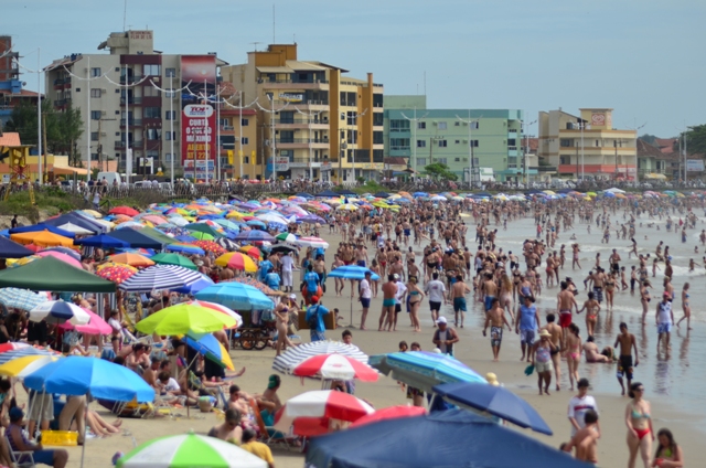 https://img.comunidades.net/nav/navnic/PRAIA_DE_GRAVAT_MUITOS_TURISTAS_NAVEGANTES_SC..jpg