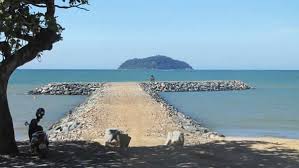 https://img.comunidades.net/nav/navnic/QUEBRA_MAR_PRA_EVITAR_EROS_O_DA_PRAIA_BALNE_RIO_DE_PI_ARRAS_SC_E_AO_FUNDO_ILHA_FEIA..jpg