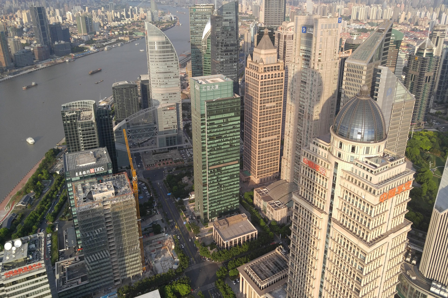 Cidade de Xangai, China com vista para o rio Yangtz&eacute.