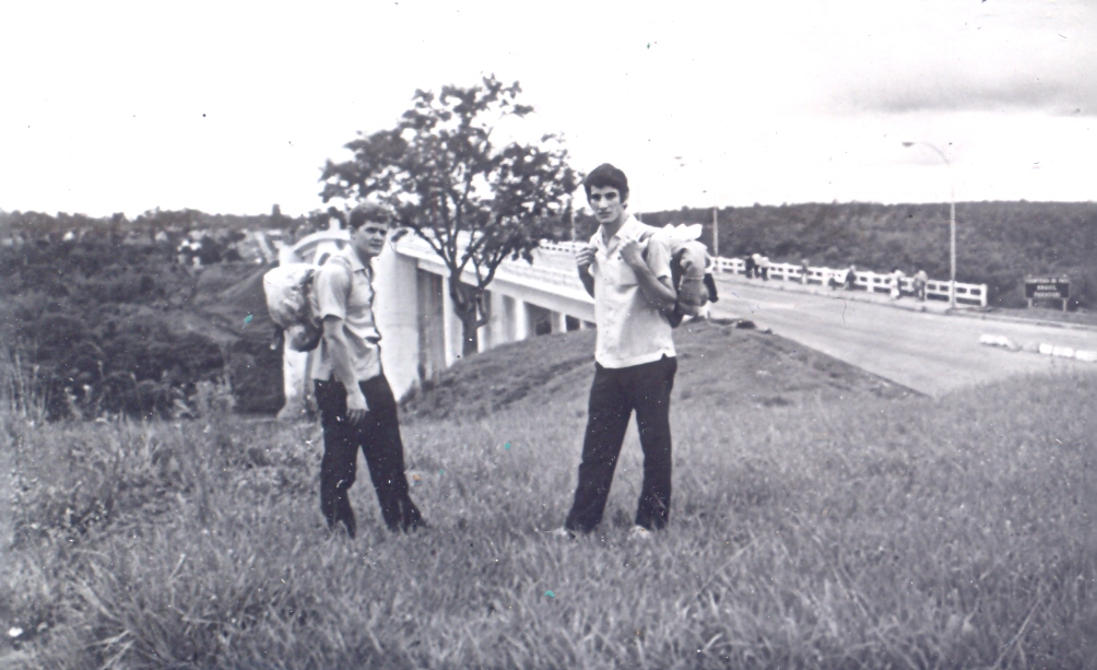 Em frente a Ponte da Amizade, Foz do Iguaçu - Paraná. A caminho a Assunção